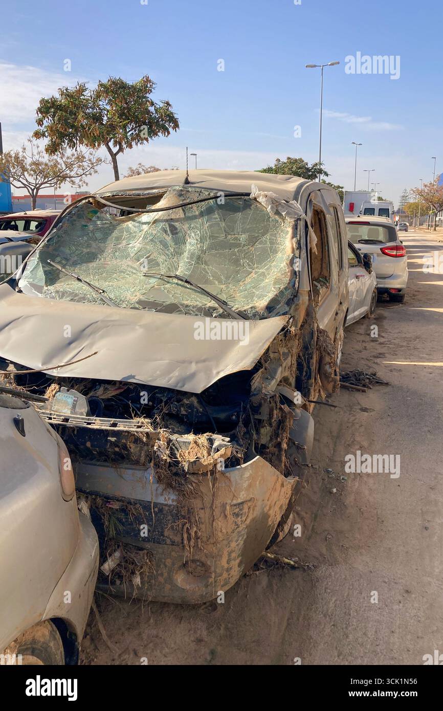 VALENCIA, SPANIEN - 18. NOVEMBER 2024: Beschädigte Autos und Trümmer durch Überschwemmungen durch den Hurrikan DANA in Valencia, Spanien - Smartphone-aufgenommenes Stockfoto