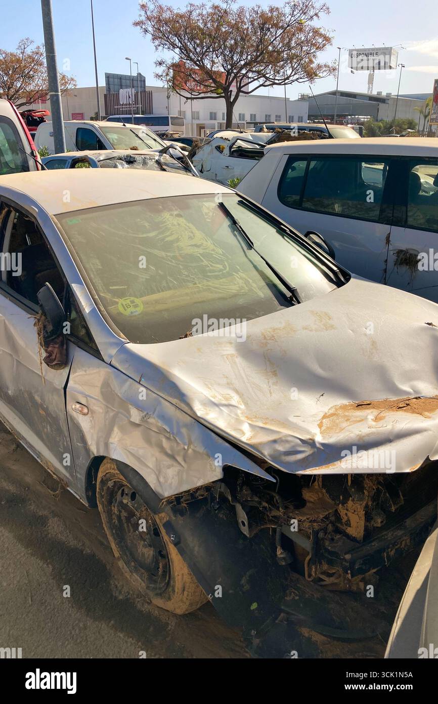 VALENCIA, SPANIEN - 18. NOVEMBER 2024: Beschädigte Autos und Trümmer durch Überschwemmungen durch den Hurrikan DANA in Valencia, Spanien - Smartphone-aufgenommenes Stockfoto