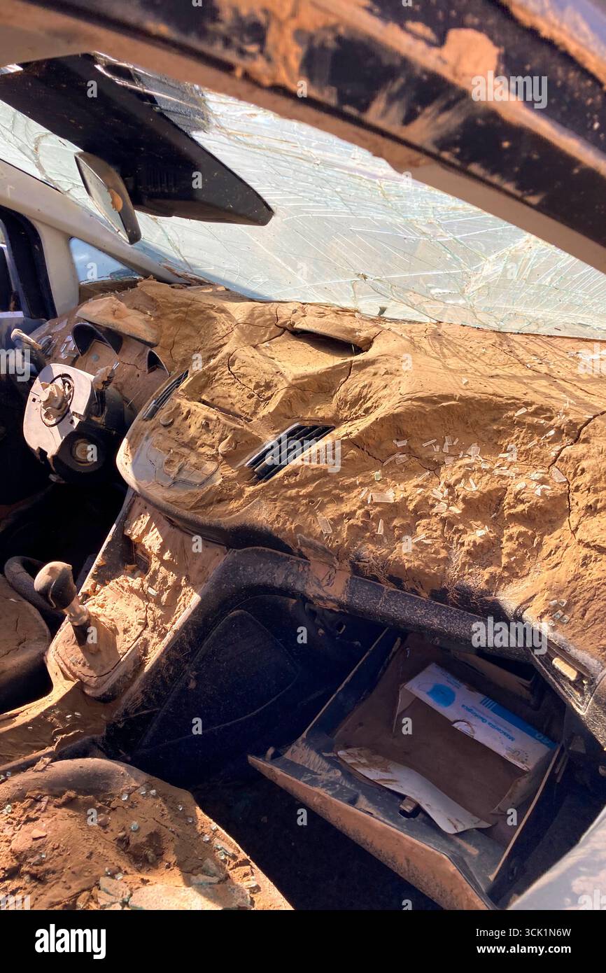 VALENCIA, SPANIEN - 18. NOVEMBER 2024: Beschädigte Autos und Trümmer durch Überschwemmungen durch den Hurrikan DANA in Valencia, Spanien - Smartphone-aufgenommenes Stockfoto