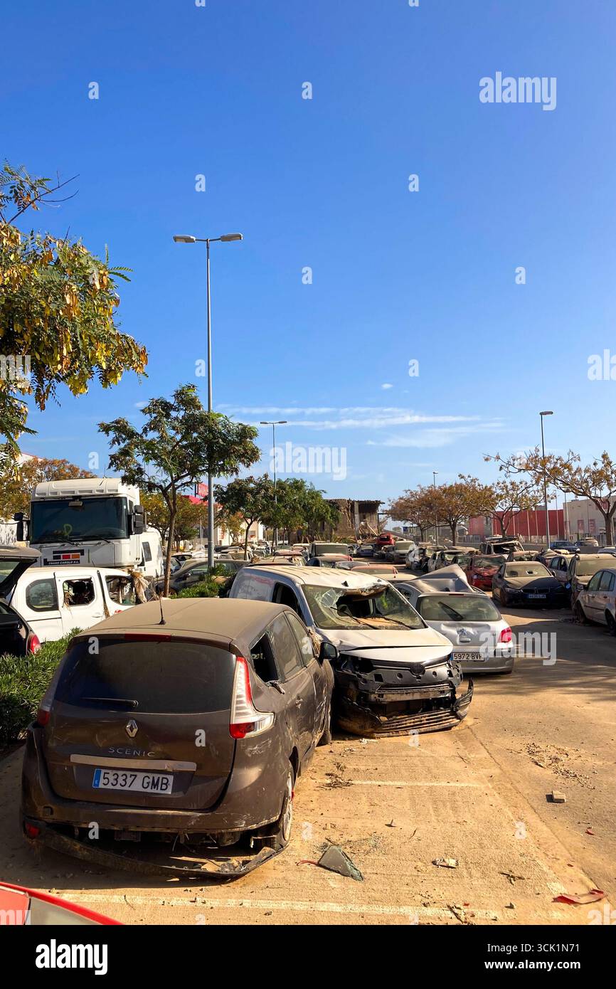 VALENCIA, SPANIEN - 18. NOVEMBER 2024: Beschädigte Autos und Trümmer durch Überschwemmungen durch den Hurrikan DANA in Valencia, Spanien - Smartphone-aufgenommenes Stockfoto