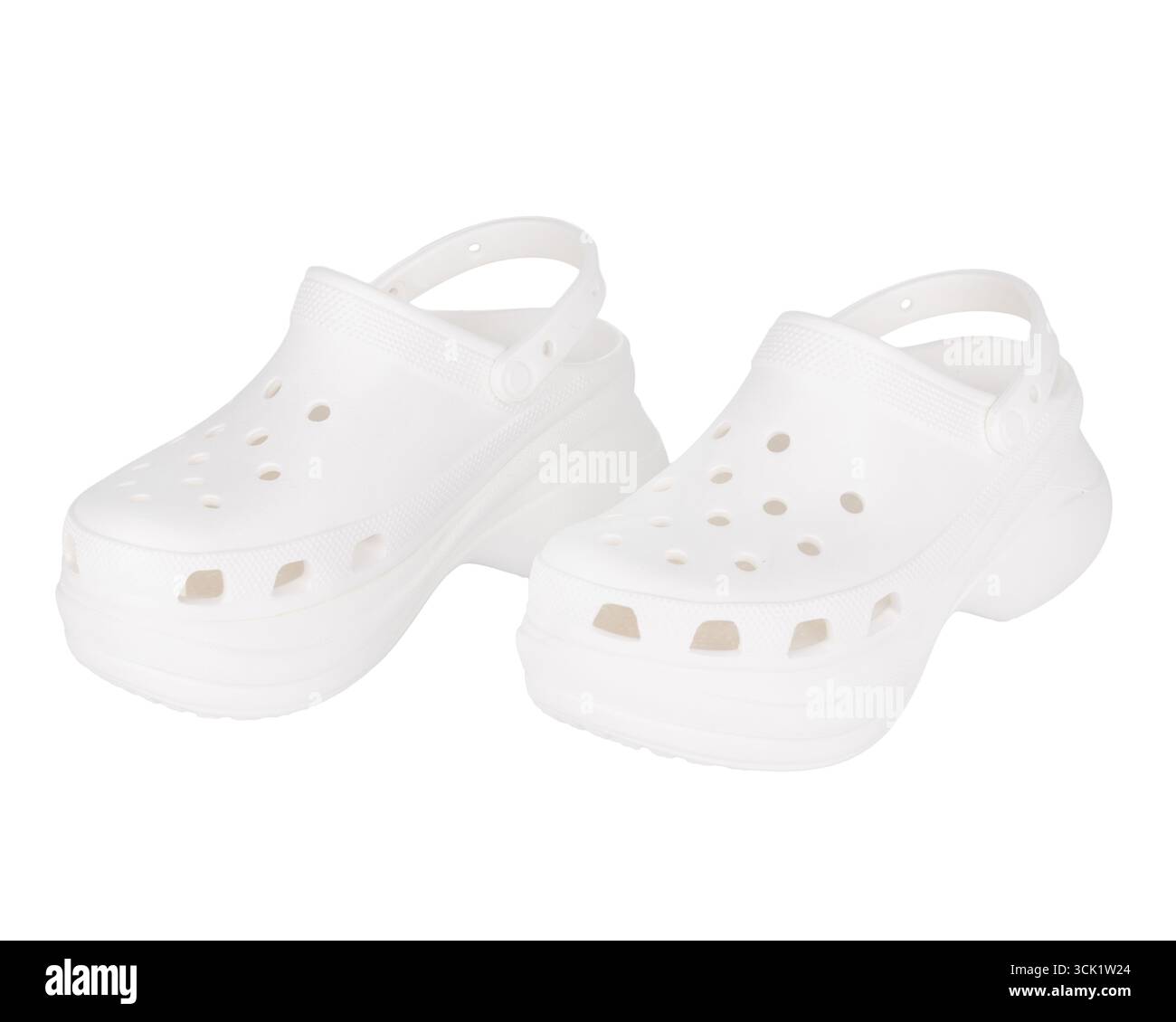 Paar weiße Schaumstoffclogs auf weißem Hintergrund Stockfoto