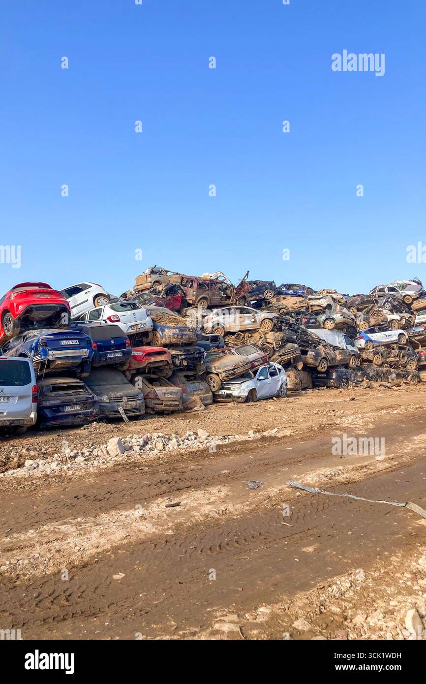 VALENCIA, SPANIEN - 18. NOVEMBER 2024: Beschädigte Autos und Trümmer durch Überschwemmungen durch den Hurrikan DANA in Valencia, Spanien - Smartphone-aufgenommenes Stockfoto