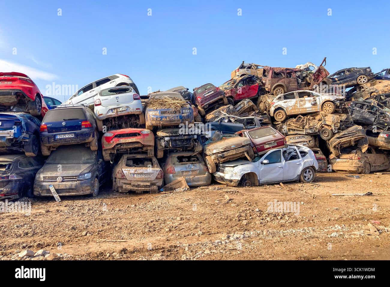 VALENCIA, SPANIEN - 18. NOVEMBER 2024: Beschädigte Autos und Trümmer durch Überschwemmungen durch den Hurrikan DANA in Valencia, Spanien - Smartphone-aufgenommenes Stockfoto
