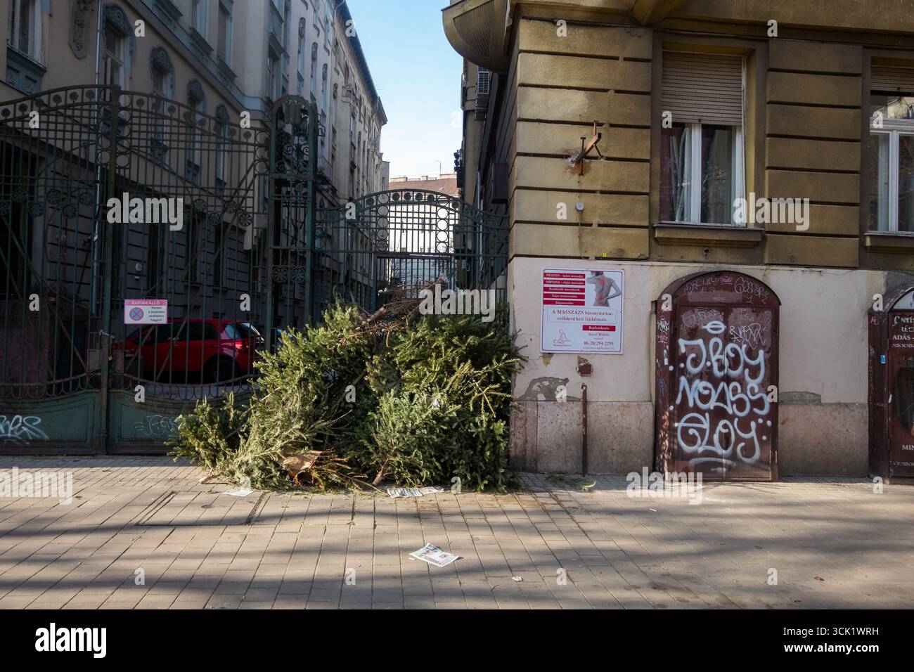 Verlassener Weihnachtsbaum in einer Budapester Straße. Budapest, Ungarn. Januar 2022. Stockfoto