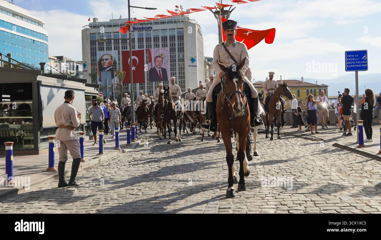 Izmir, Türkei. September 2025. Izmir, Türkei. September 2025. Der 103. Jahrestag des 9. September 1922, als der türkische Izmir von der griechischen Besatzung in der osmanischen Zeit befreit wurde, wurde gefeiert. Der Eingang der berittenen Kavallerie-Einheiten in Izmir und die Befreiung Izmirs wurden symbolisch nachgestellt. Credit: İdil Toffolo/Alamy Live News Credit: İdil Toffolo/Alamy Live News Stockfoto