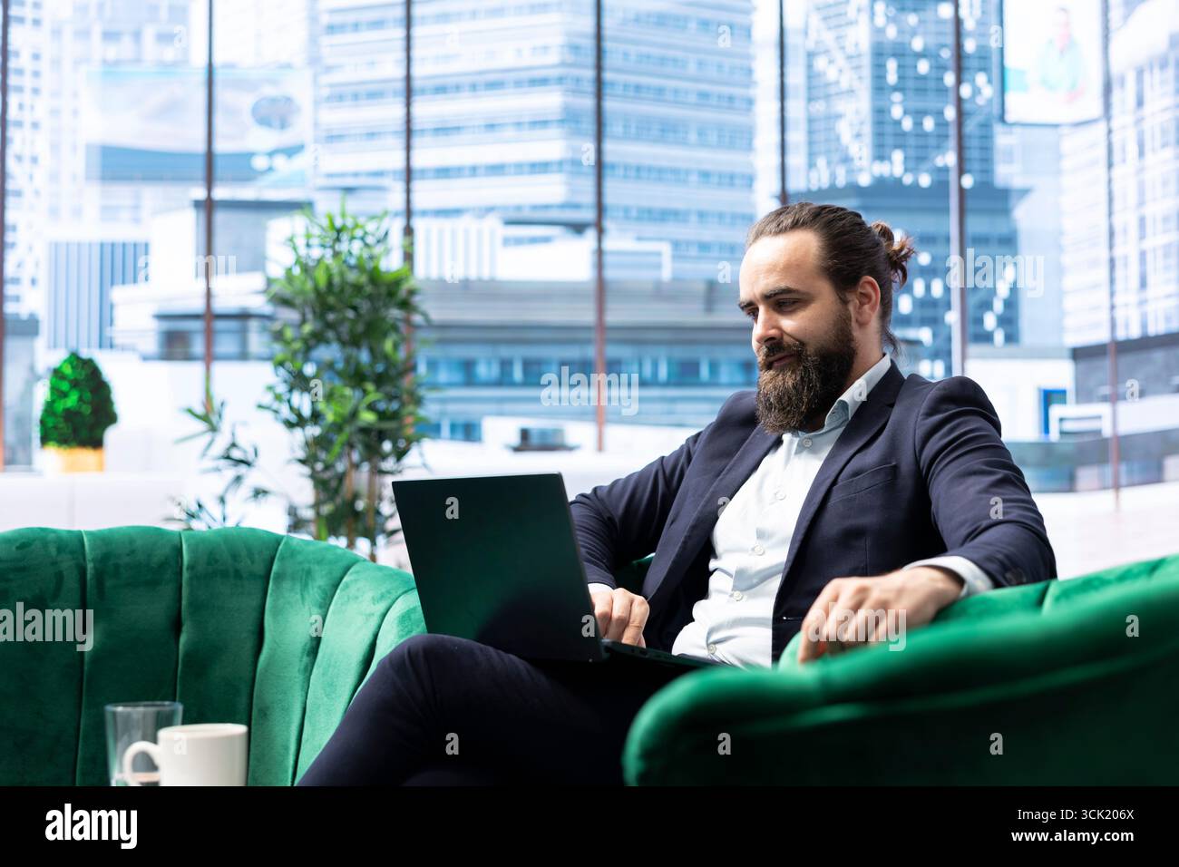 Der leistungsstarke CEO in einer Unternehmenszentrale plant die Expansion des Unternehmens, die ausgewogenen Gewinnberichte und die Bewertung von Markttrends auf seinem Laptop. Datengesteuerte Entscheidungen für den Unternehmenserfolg. Stockfoto