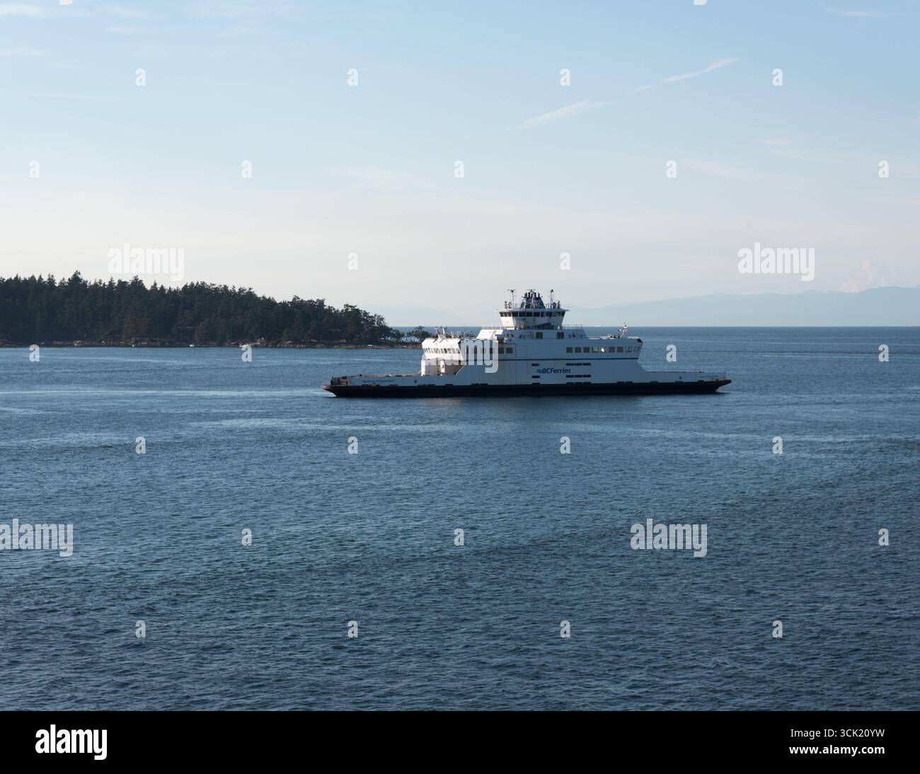 Die BC-Fähre Queen of Cumberland wartet darauf, dass eine weitere Fähre auf Galiano Island, BC, Kanada, verlässt. Stockfoto