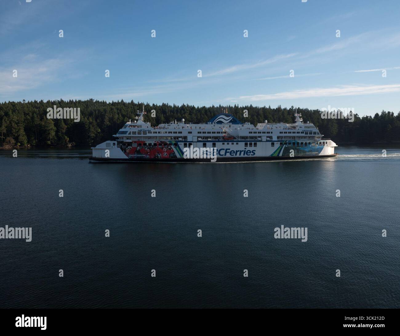 Die Coastal Celebration führt durch den Active Pass zwischen den Inseln Galiano und Mayne, BC, Kanada. Stockfoto