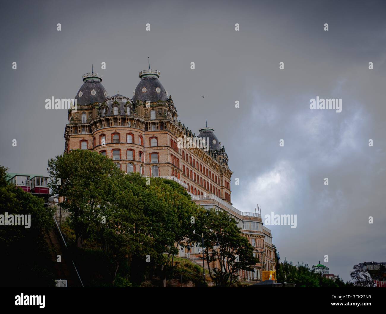 Großes historisches Gebäude mit Kuppeltürmen Stockfoto