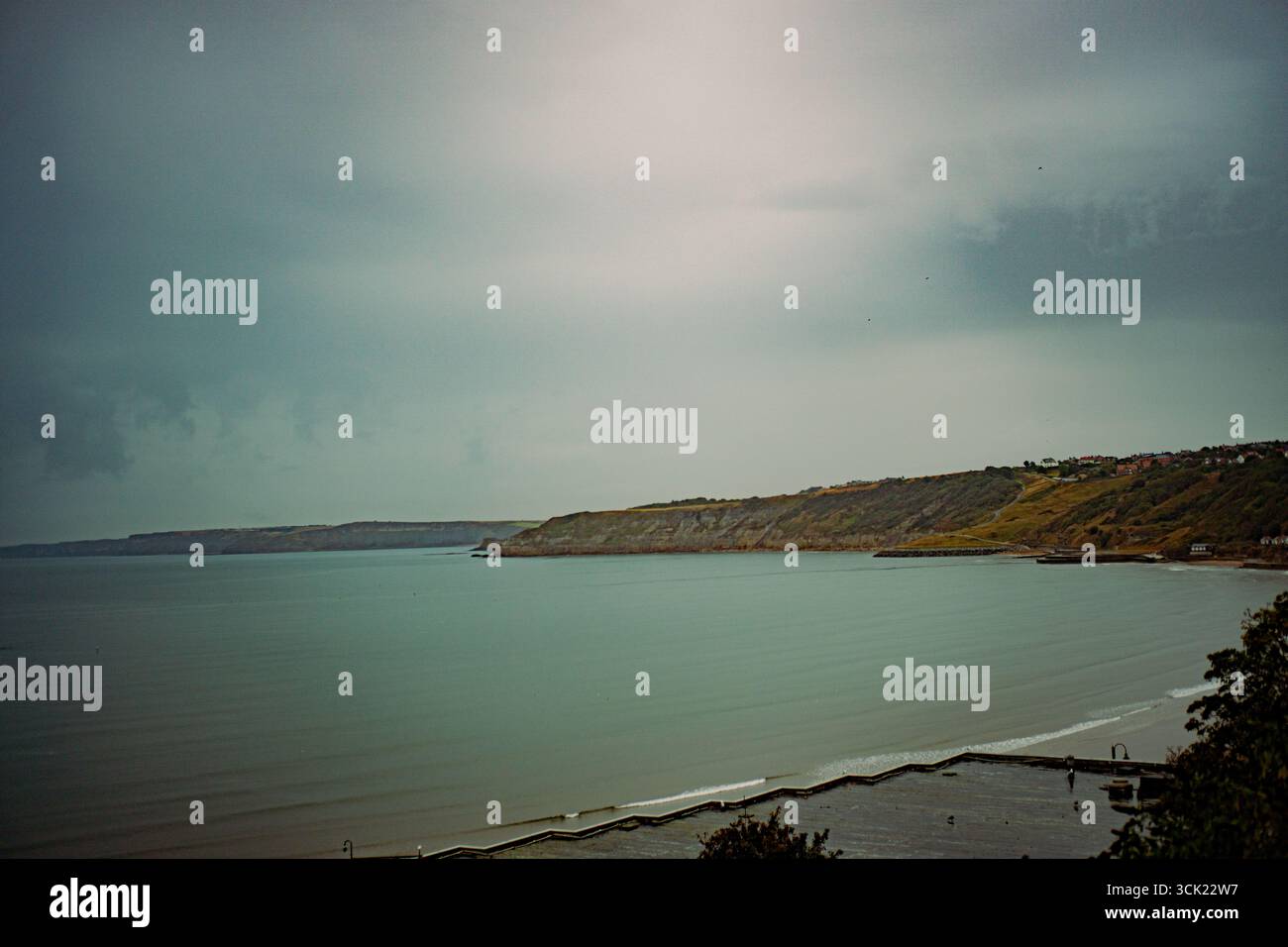Meereslandschaft mit Klippen und weitem Blick auf den Himmel Stockfoto