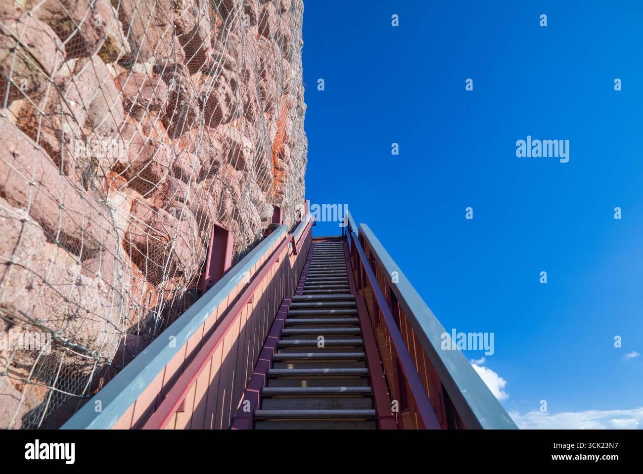 Steintreppe bei Kyffhäuser, die in den Himmel zu steigen scheint, Konzept der „Treppe zum Himmel“. Stockfoto