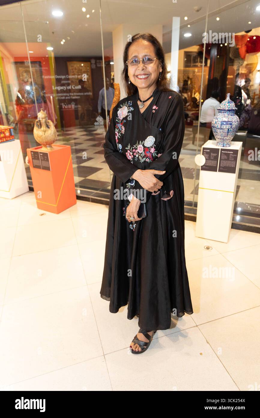 NEU DELHI, INDIEN - AUGUST 30: Modedesigner Anju Modi während der Legacy of Craft Modenschau kuratiert von FDCI-Vorsitzender Sunil Sethi für den Entwicklungskommissar Handwerkskunst, Ministerium für Textilien am neu eröffneten Kulturziel Kunj am 30. August 2025 in Neu-Delhi, Indien. Fünf berühmte indische Designer kamen zusammen, um ihr Handwerk während der Show zu präsentieren. Foto: Raajessh Kashyap/Hindustan Times FDCI Legacy of Craft Fashion Show im Kunj Stockfoto
