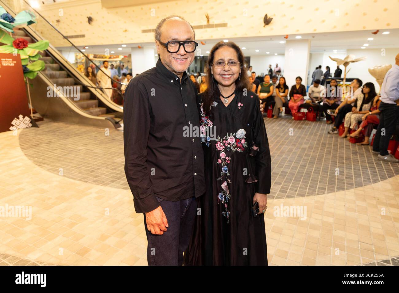 NEU DELHI, INDIEN - AUGUST 30: Modedesigner David Abraham und Anju Modi während der Legacy of Craft Fashion Show kuratiert von FDCI-Vorsitzender Sunil Sethi für den Entwicklungskommissar Handicrafts, Ministerium für Textilien am neu eröffneten Kulturziel Kunj am 30. August 2025 in Neu-Delhi, Indien. Fünf berühmte indische Designer kamen zusammen, um ihr Handwerk während der Show zu präsentieren. Foto: Raajessh Kashyap/Hindustan Times FDCI Legacy of Craft Fashion Show im Kunj Stockfoto