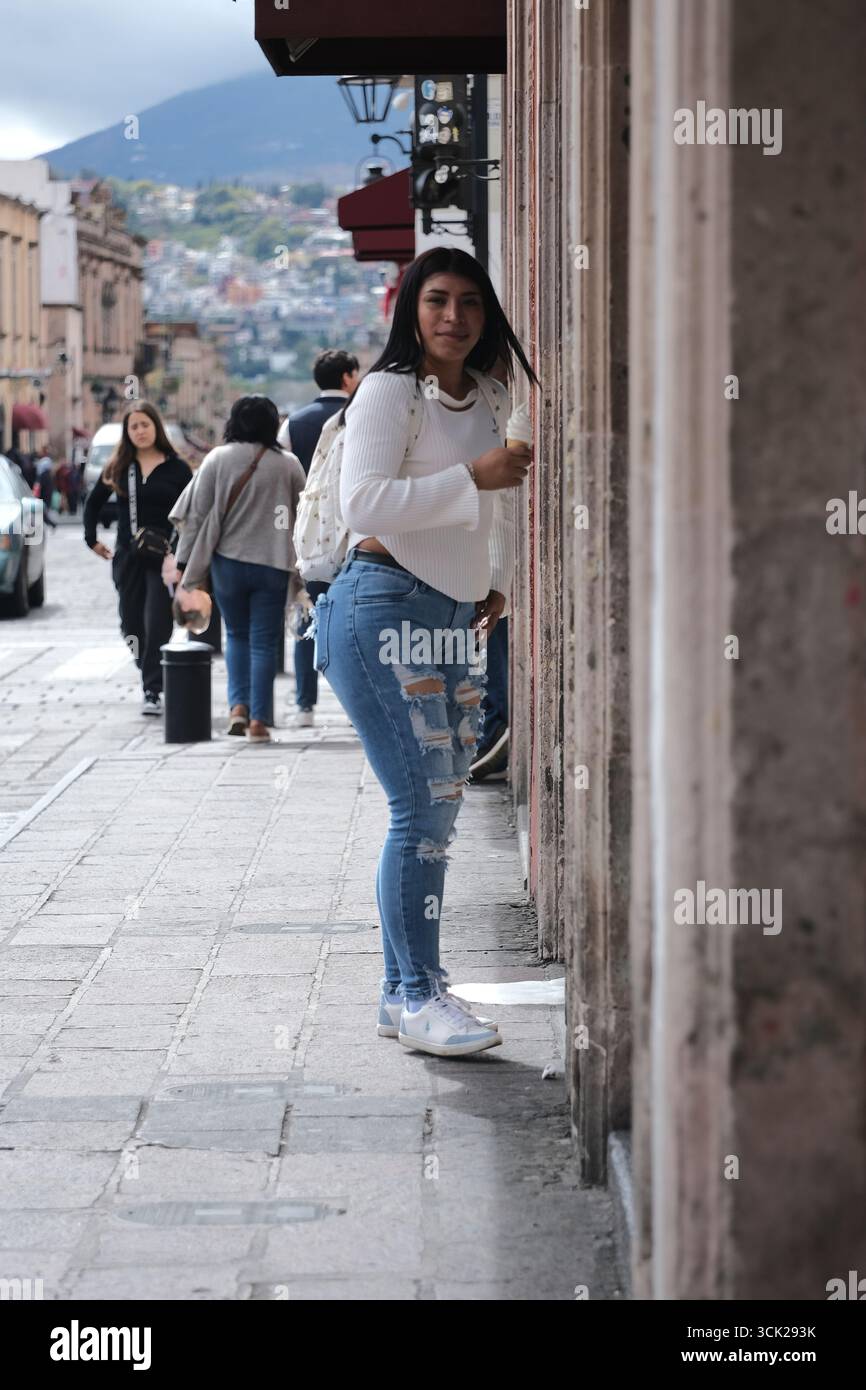 Morelia, Mexiko. Schöne mexikanische Frau, die auf mexikanischen Straßen läuft Stockfoto
