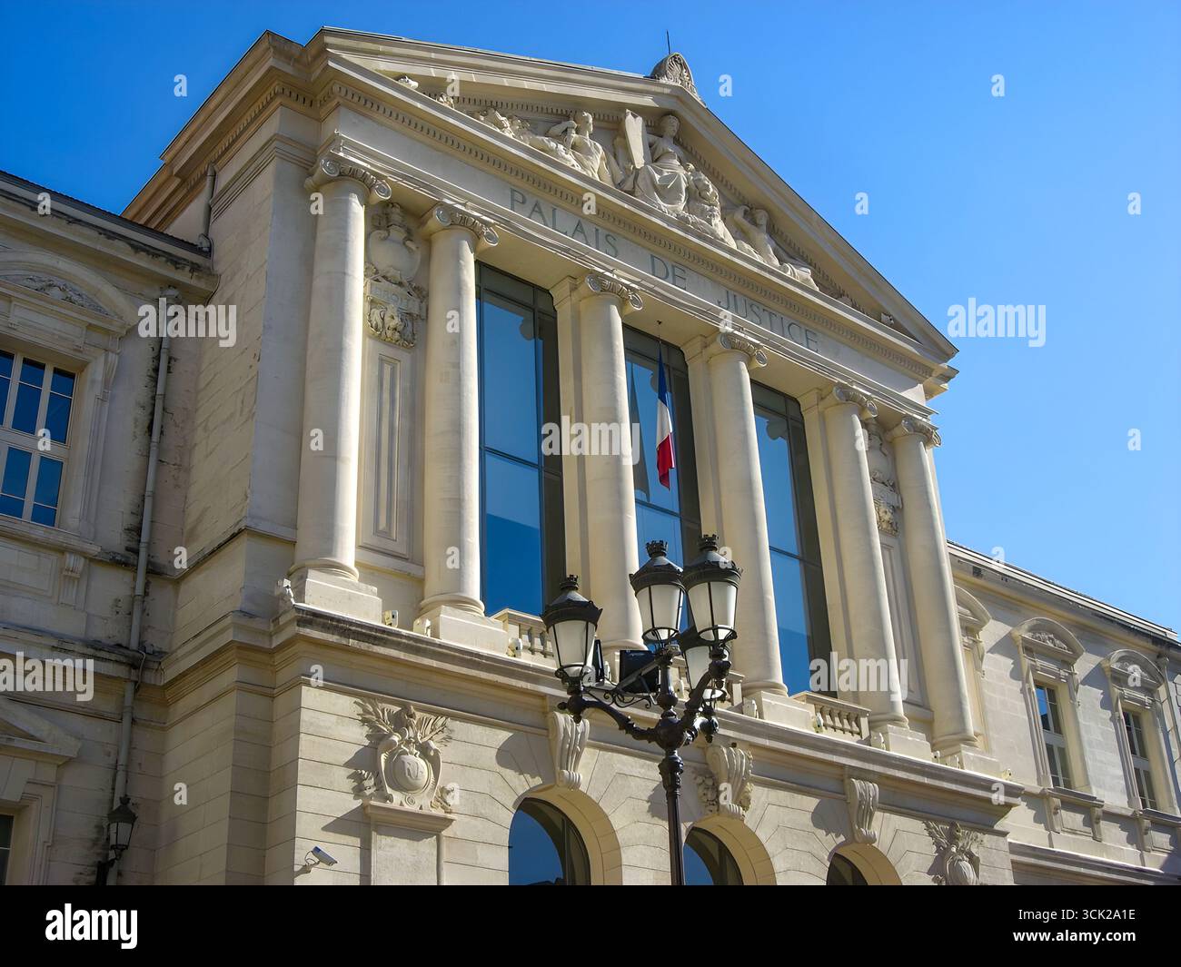 Das Palais de Justice in Nizza, ein prominentes Beispiel bürgerlicher Architektur aus dem späten 19. Jahrhundert mit neoklassizistischen Elementen. Stockfoto