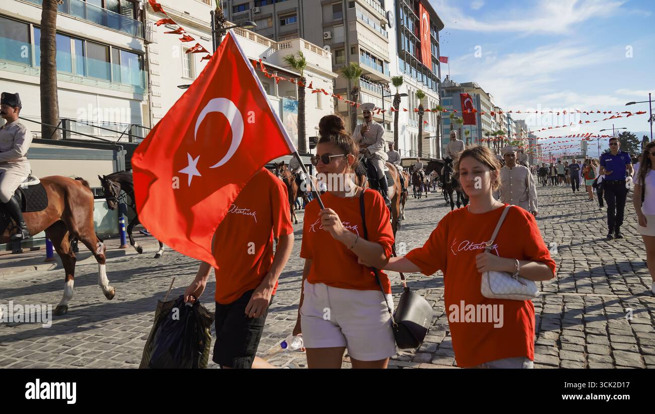 Izmir, Türkei. September 2025. Der 103. Jahrestag des 9. September 1922, als Izmir von der griechischen Besatzung befreit wurde, wurde mit Paraden, Kavallerie-Nachstellungen, türkischen Fahnen und öffentlichen Versammlungen gefeiert. Die Bürger füllten die Straßen und die Uferpromenade, um den historischen Tag mit Nationalstolz und Erinnerung zu ehren. Credit: İdil Toffolo/Alamy Live News Credit: İdil Toffolo/Alamy Live News Stockfoto