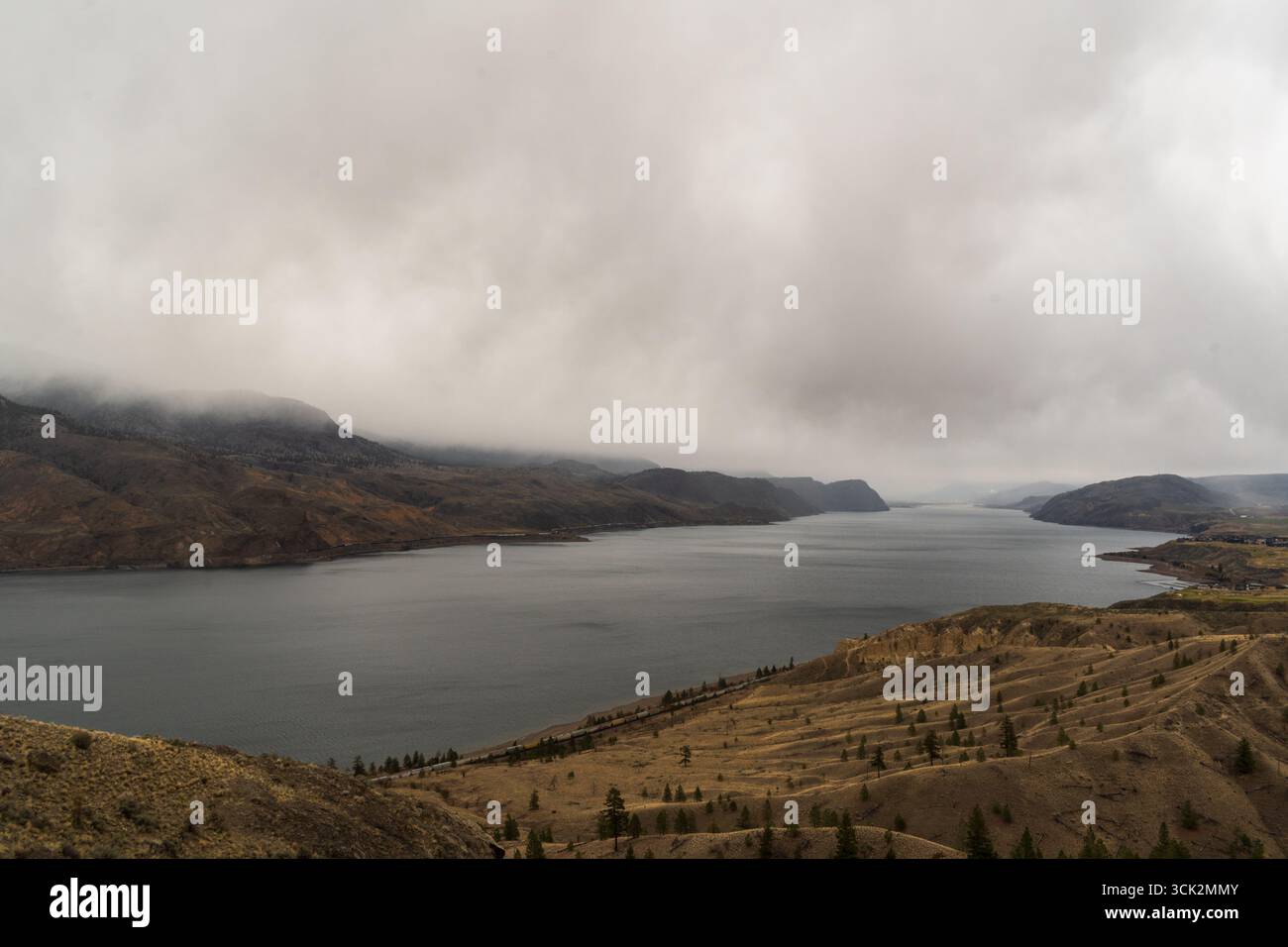 Dunkle Wolken Über Kamloops Lake, British Columbia Stockfoto