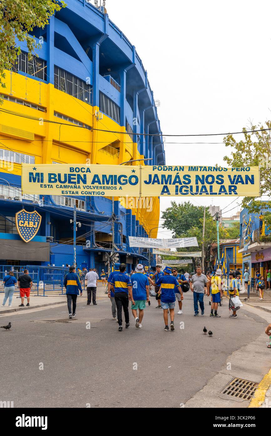 BUENOS AIRES, ARGENTINIEN, 10. MÄRZ 2024: Fußballfans vor einem Eingang zum boca Junior Stadion in La boca Stockfoto