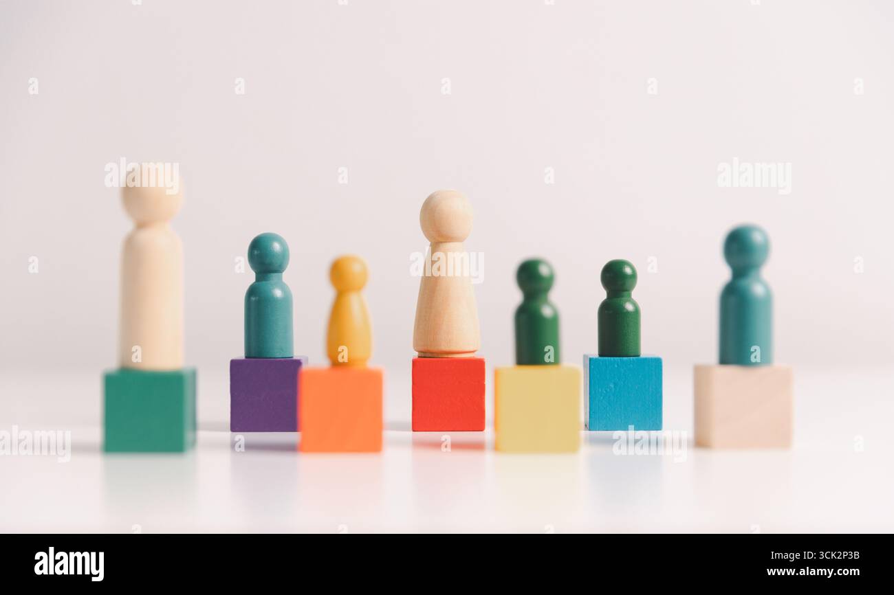 Das Konzept von Vielfalt, Inklusion und Gleichheit wird im Team hervorgehoben, Holzelemente, die Führung, Autorität, Einfluss, starke Kommunikation Stockfoto