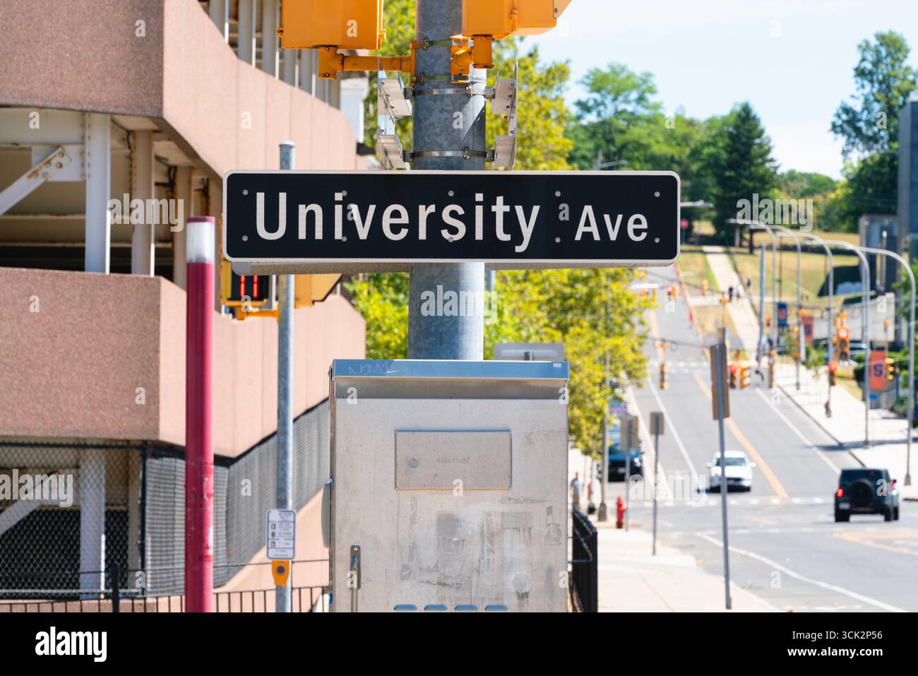 Syracuse, New York – 18. August 2025: Selektive Fokusansicht der University Ave in Syracuse, New York, benannt nach der Syracuse University, wo sie sich befindet Stockfoto