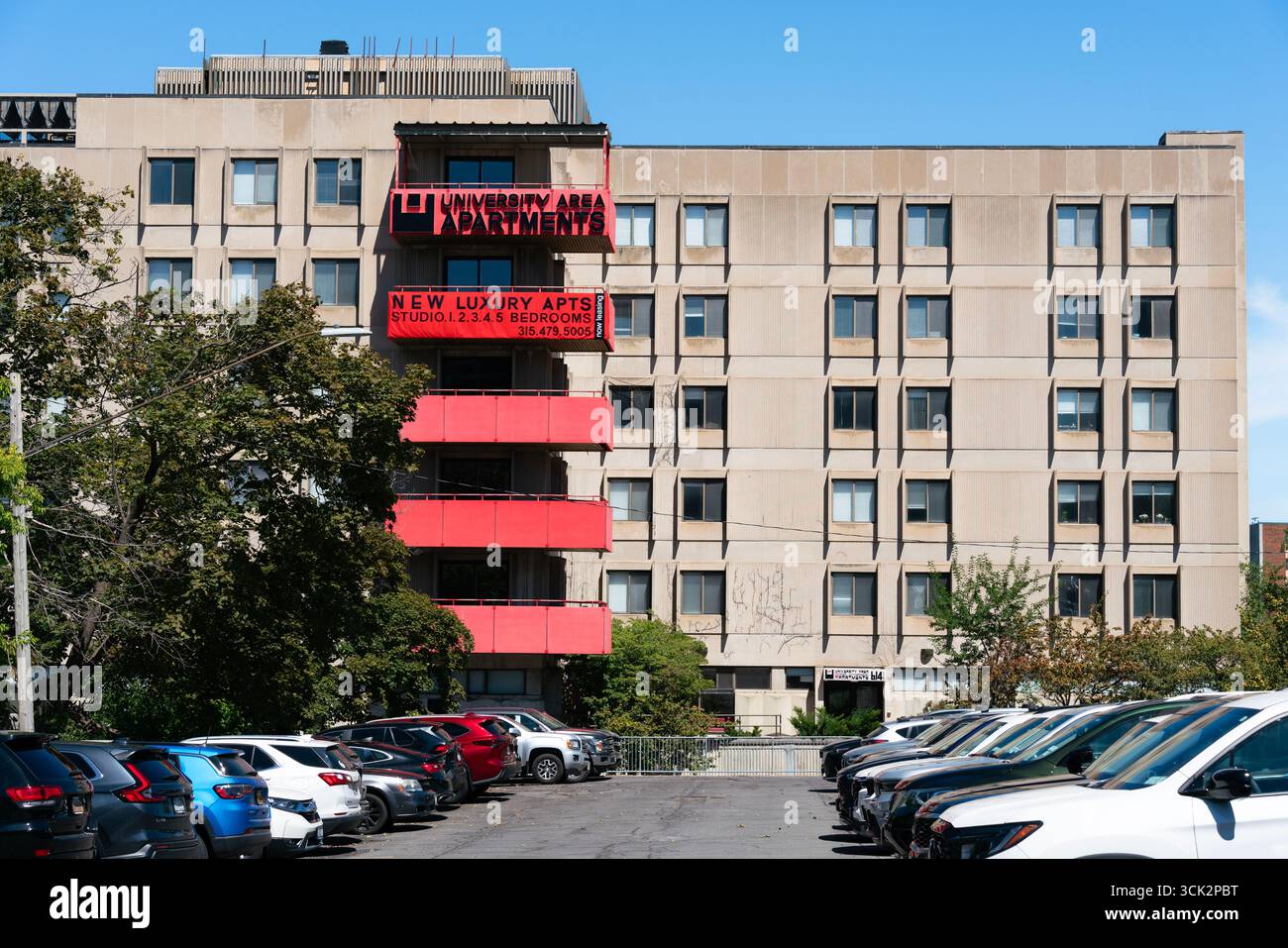 Syracuse, NY - 18. August 2025: University Area Apartments ist ein Familienunternehmen, das außerhalb des Campus Wohnungen für Studenten anbietet Stockfoto