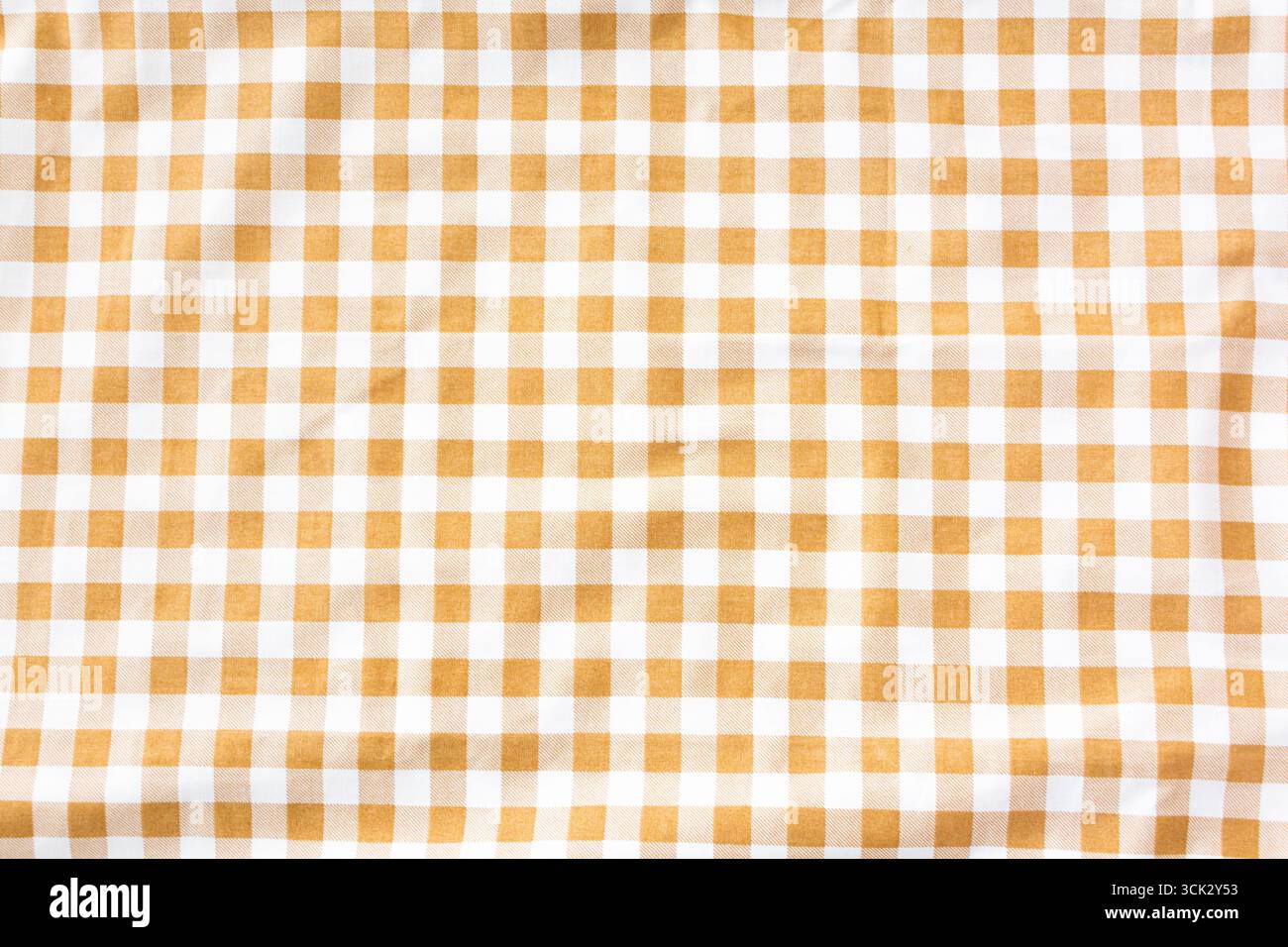 Orangefarbenes Gingham-Stoffmuster, Quadratisches Muster. Stockfoto