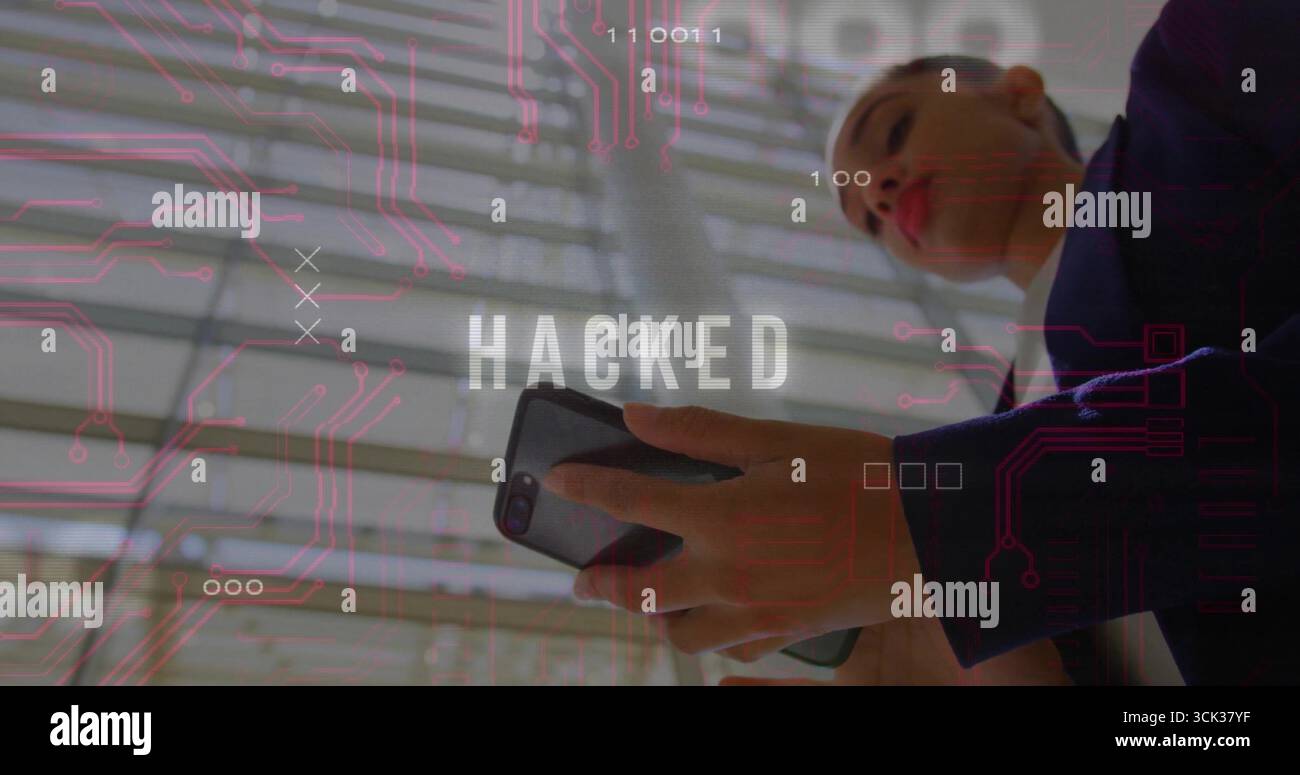 Frau im Anzug, die ein Smartphone hält und gehackten Datenstrom im Atrium untersucht, im Kopierraum Stockfoto