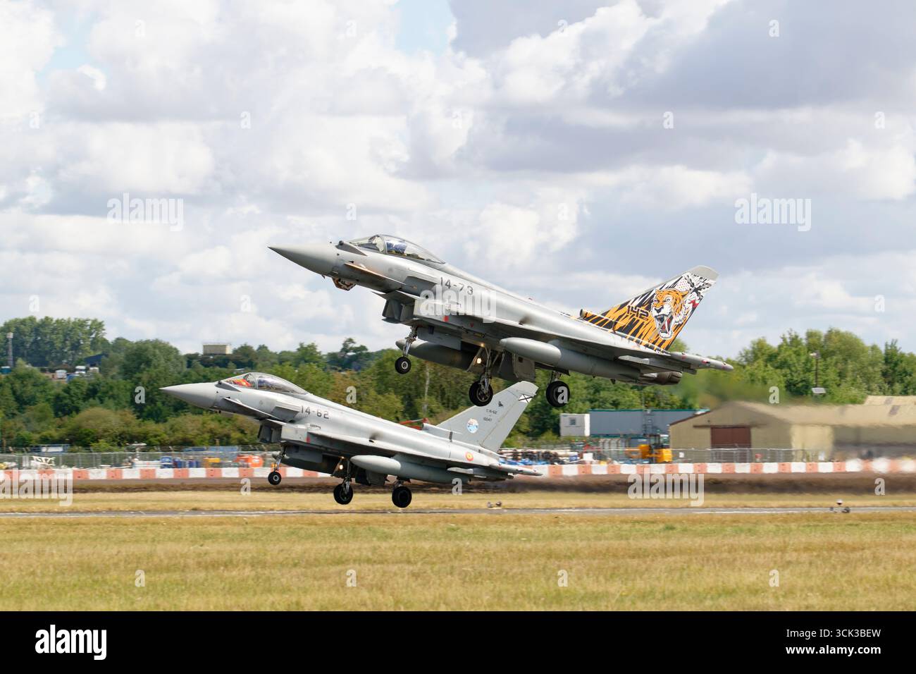 Zwei Eurofighter Typhoon Multirole Fighter Jets der spanischen Air & Space Force verlassen die RAF Fairford in Südengland, nachdem sie am RIAT teilgenommen hatten Stockfoto