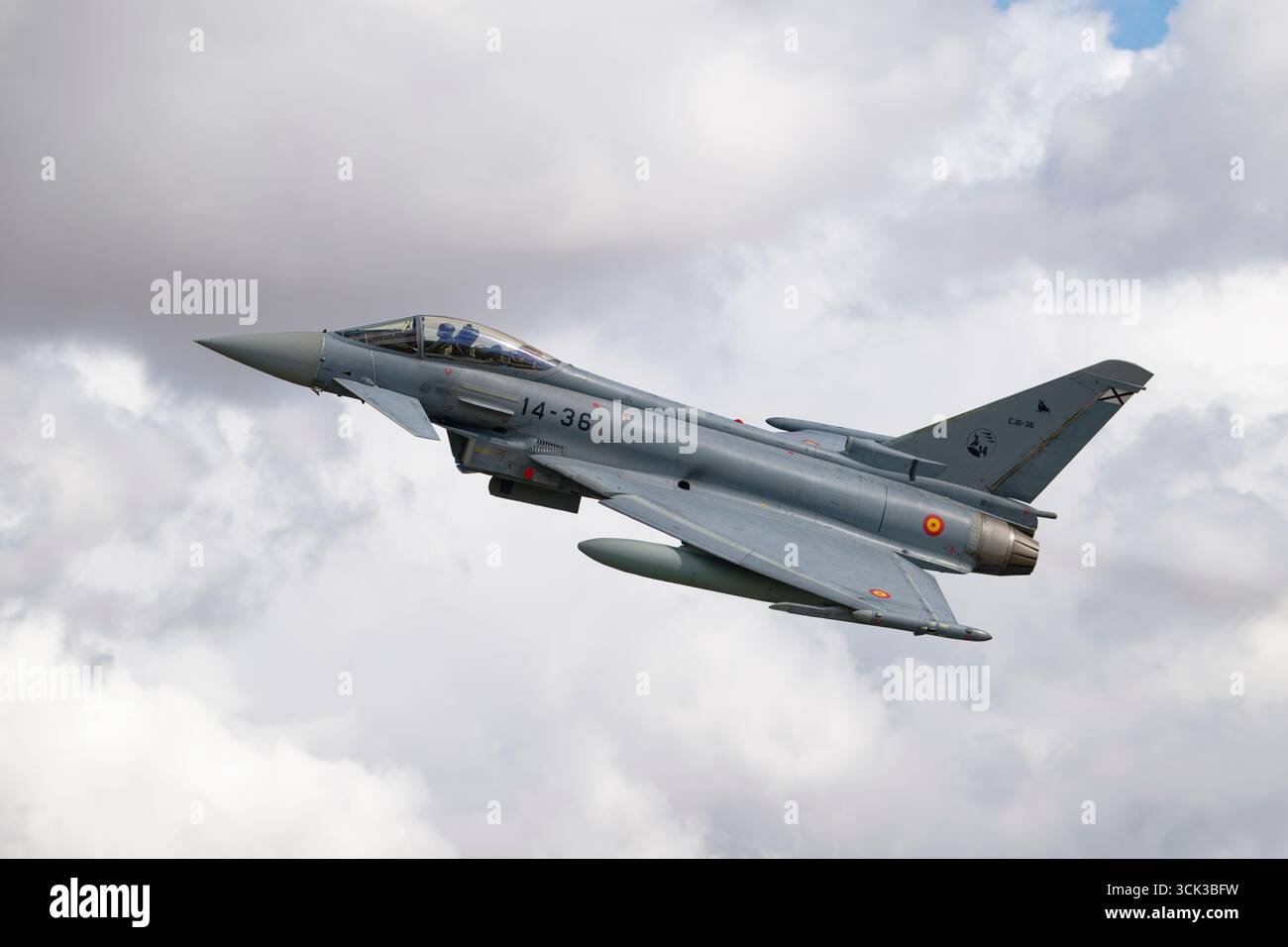 Die spanische Luft- und Raumfahrtwaffe Eurofighter Typhoon Multirole Fighter Jet verlässt den Luftwaffenstützpunkt RAF Fairford in Südengland nach dem Air Tattoo Stockfoto