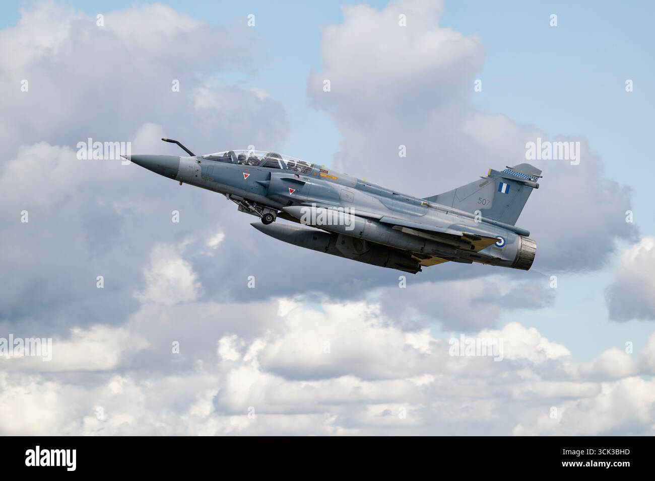 Dassault Mirage 2000 507 der 331 Squadron Hellenic Air Force verlässt die RAF Fairford, nachdem sie am Royal International Air Tattoo teilgenommen hatte. Stockfoto