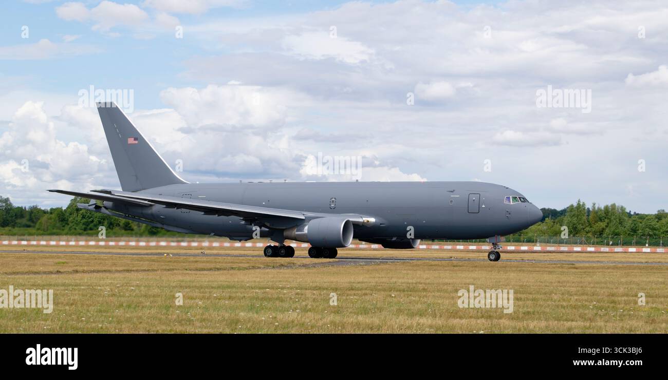 Ein Boeing KC-46A Pegasus Military Transport Aircraft und Air Tanker der 108th Wing United States Air National Guard startet von der RAF Fairford. Stockfoto