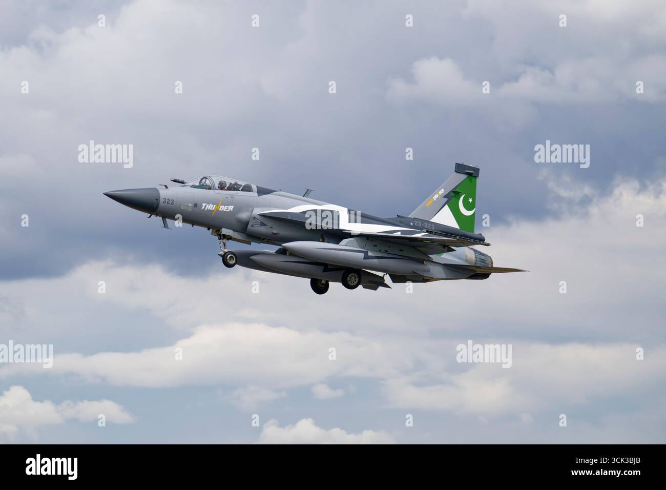Die Pakistan Air Force Chengdu JF-17 Thunder Combat Jet Fighter 23-323 verlässt die RAF Fairford, nachdem sie am Royal International Air Tattoo teilgenommen hatte Stockfoto