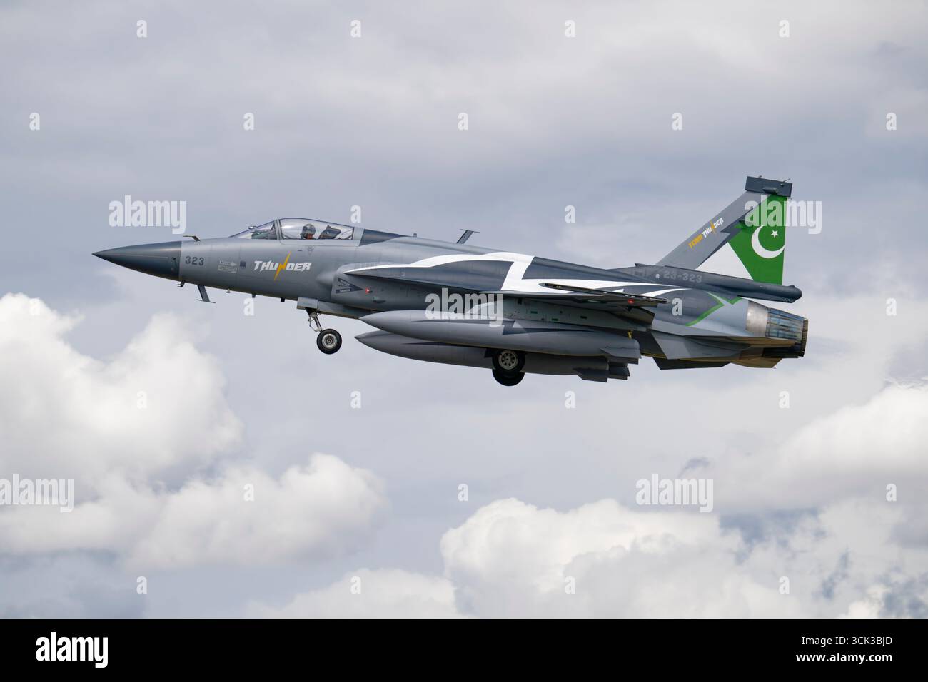 Die Pakistan Air Force Chengdu JF-17 Thunder Combat Jet Fighter 23-323 verlässt die RAF Fairford, nachdem sie am Royal International Air Tattoo teilgenommen hatte Stockfoto