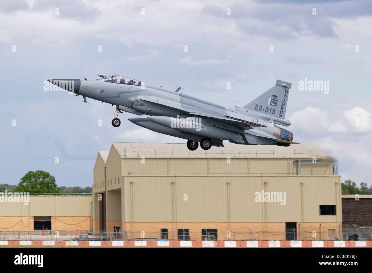Die Pakistan Air Force Chengdu JF-17 Thunder Combat Jet Fighter 23-319 verlässt die RAF Fairford, nachdem sie am Royal International Air Tattoo teilgenommen hatte Stockfoto