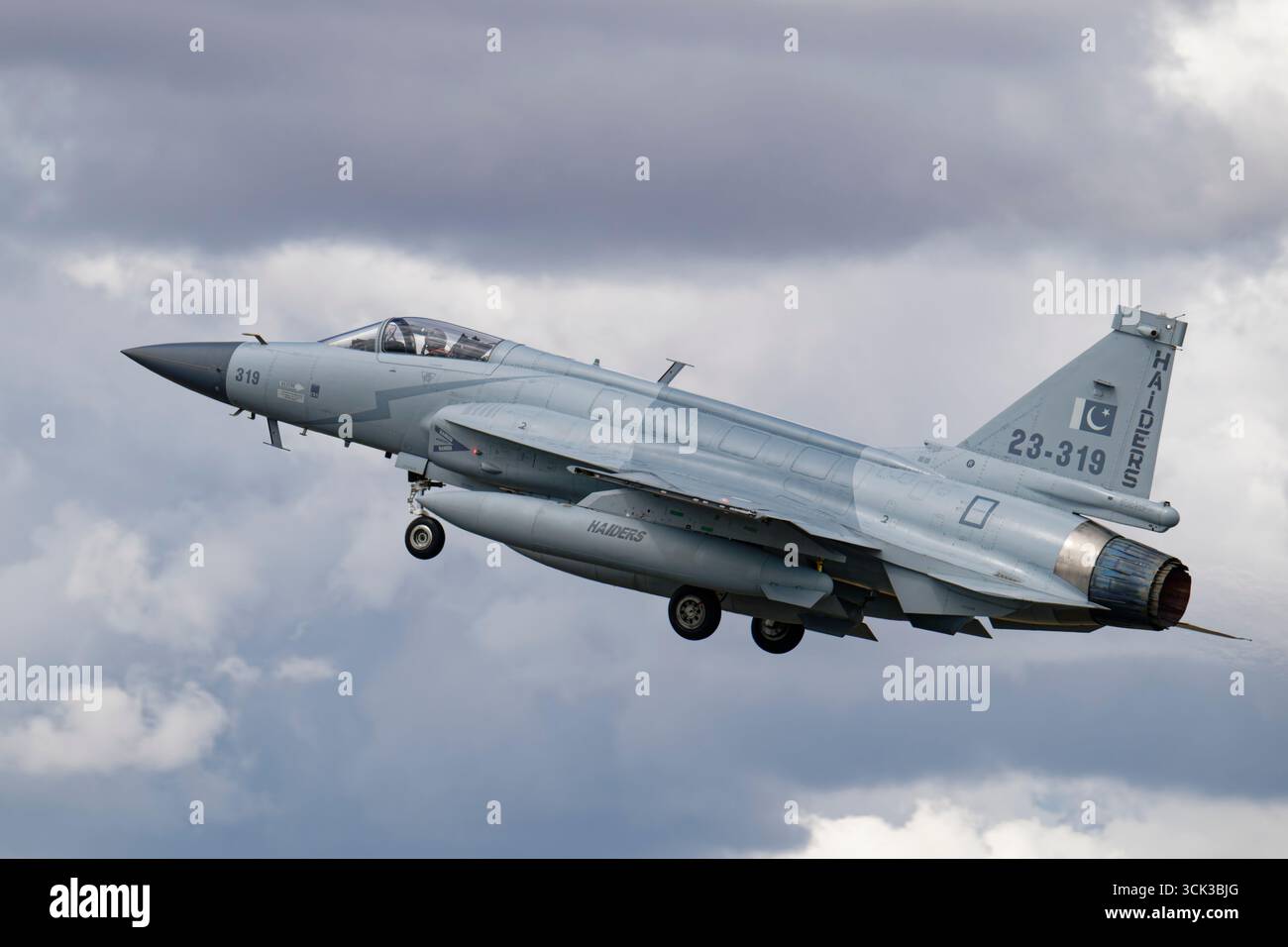 Die Pakistan Air Force Chengdu JF-17 Thunder Combat Jet Fighter 23-319 verlässt die RAF Fairford, nachdem sie am Royal International Air Tattoo teilgenommen hatte Stockfoto