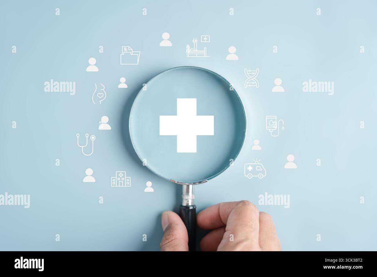 Lupe plus medizinisches Kreuz mit Gesundheitswesen, digitalen Gesundheitsdiensten, medizinischer Diagnose Stockfoto