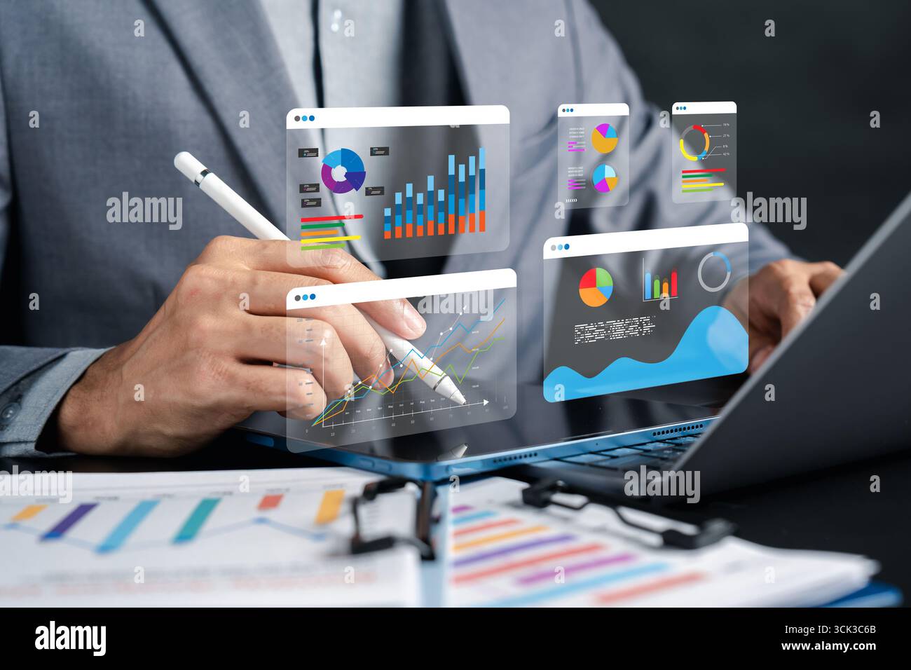 Planung der Investitionsstrategie mit digitalen Diagrammen, Diagrammen und Finanzberichten, die Daten anzeigen Stockfoto