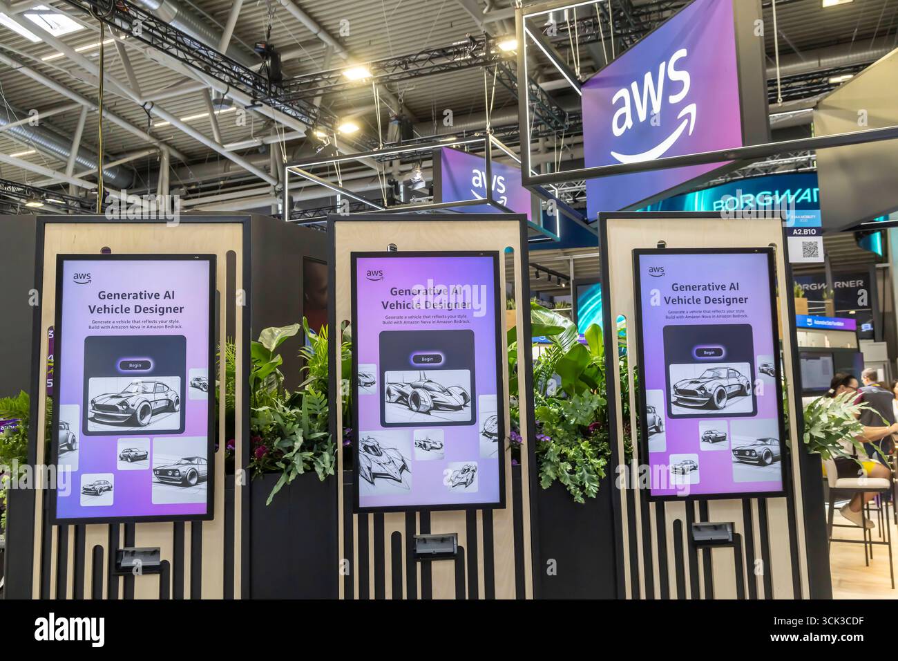 AWS, Amazon Web Services. IAA-MOBILITÄT in München. Die Autoshow präsentiert sich als ganzheitliche Mobilitätsmesse. Autos stehen aber nach wie vor im Stockfoto
