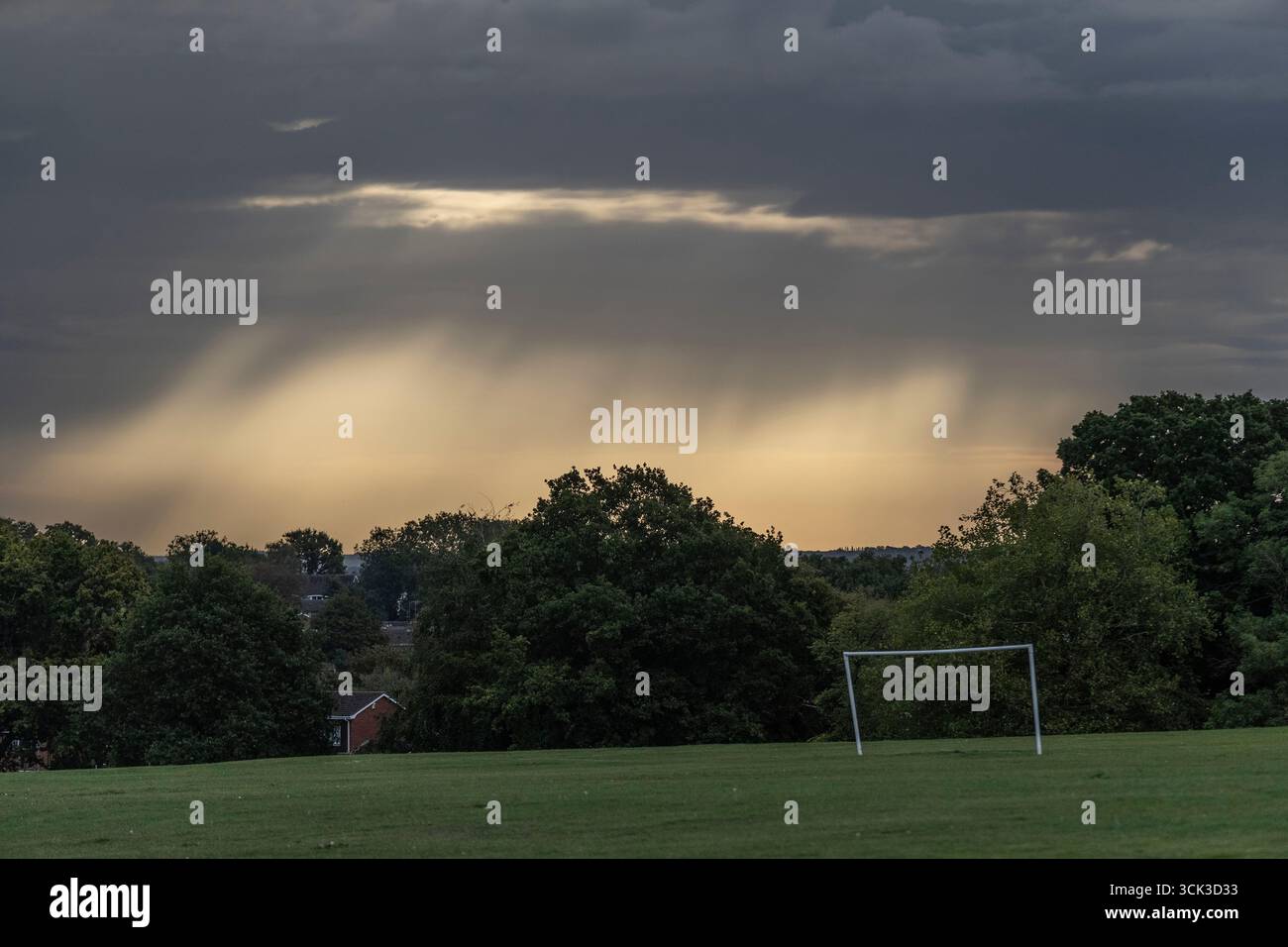 Wetter Northampton, Großbritannien. September 2025. Nach einem bunten Sonnenaufgang über dem Abington Park wird es regnen. Quelle: Keith J Smith./Alamy Live News. Stockfoto