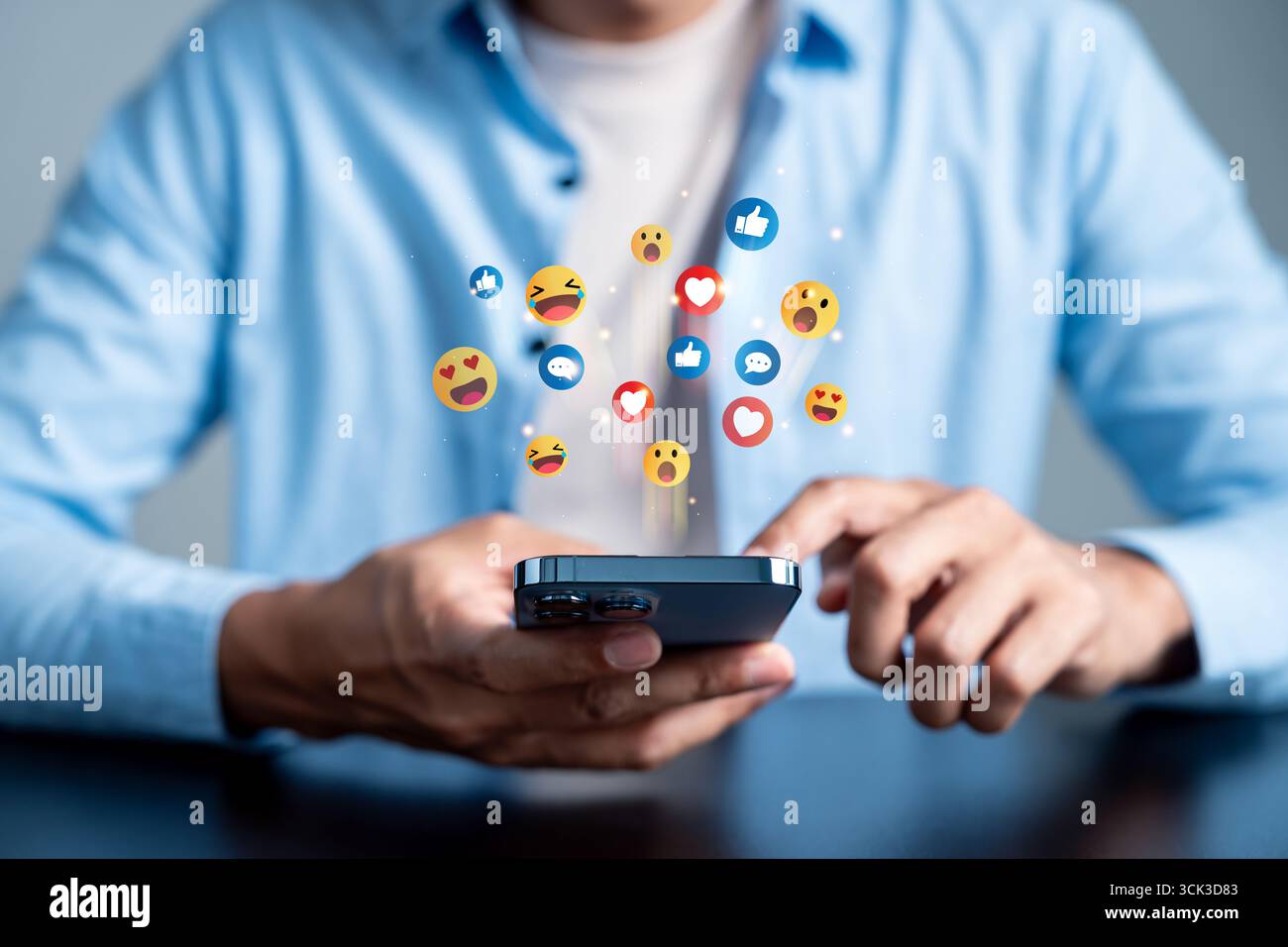 Social Media-Interaktion mit Nutzern, die auf dem Smartphone interagieren. Emoji digitale Kommunikation, Online-Content-Sharing und emotionale Verbindung in sozialen Medien Stockfoto