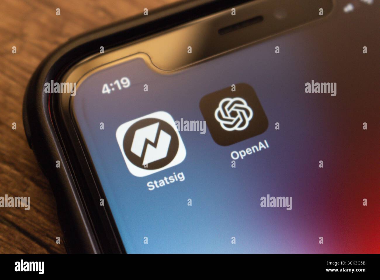 Mexiko-Stadt, MEXIKO - 9. September 2025: Statsig und OpenAI-Symbole auf einem Smartphone-Bildschirm, die die jüngste Übernahme und strategische Partnerschaft betonen. Stockfoto
