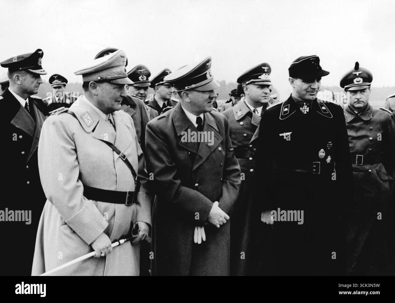 Adolf Hitler (zweiter von links im Vordergrund) und Hermann Göring (erster von links im Vordergrund) bei einer Inspektion. In der Nähe sind NS-deutsche Würdenträger und Beamte zu sehen, darunter Karl Doenitz (erster von links), 1944 Stockfoto