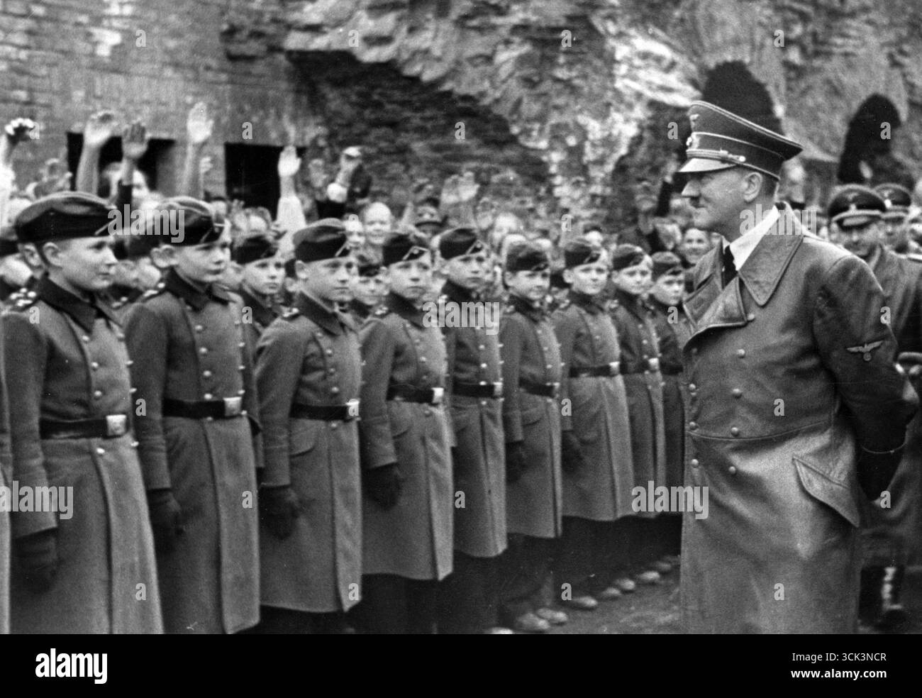 Adolf Hitler geht vor den in Uniformen gekleideten Kindern (Hitlerjugend) aus einer Strafvollzugsanstalt, 1941 Stockfoto