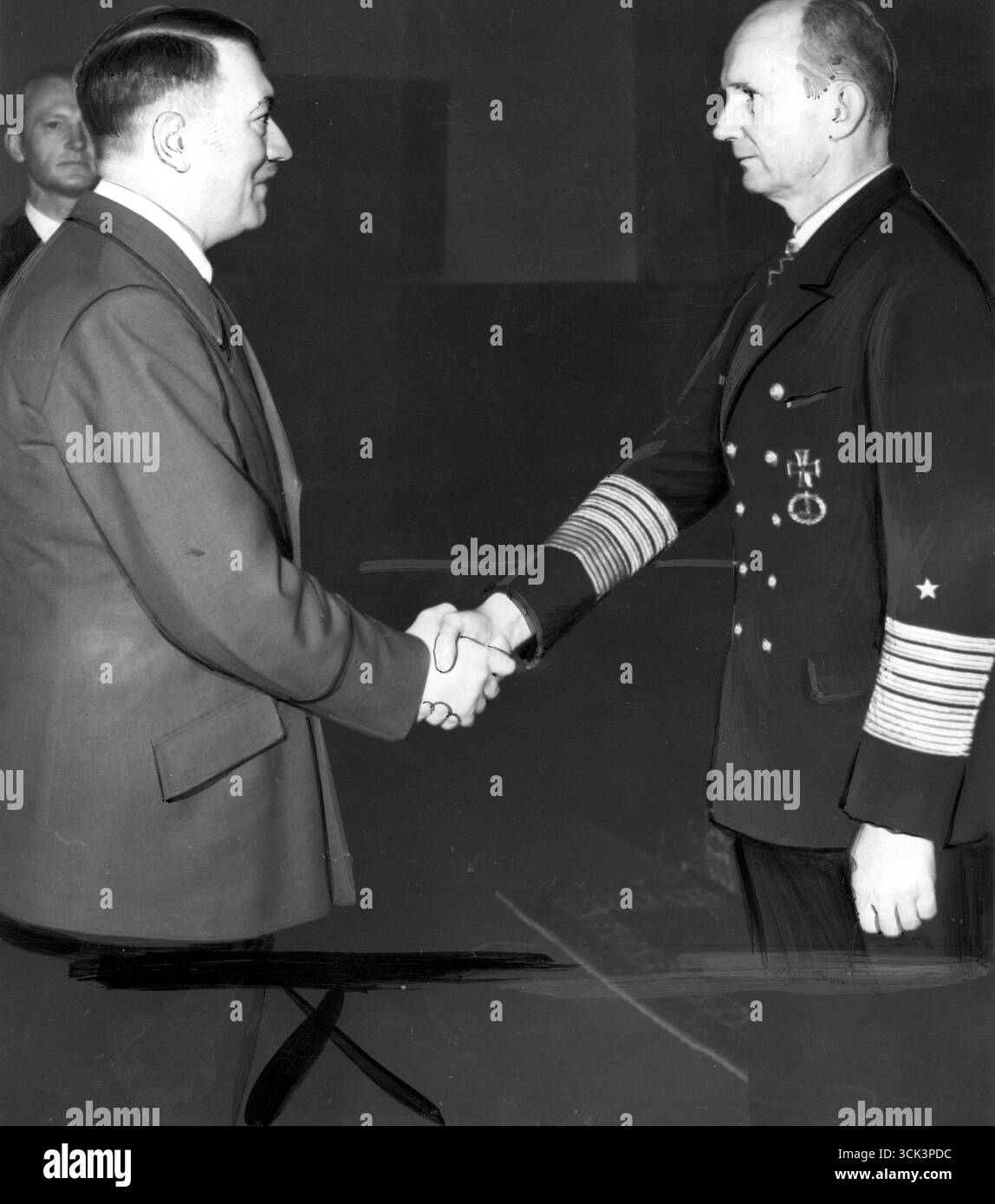 Großadmiral Karl Doenitz (rechts) erhält die Eichenblätter an das Ritterkreuz des Eisernen Kreuzes aus den Händen des Führers des Dritten Reiches, Adolf Hitler. 1943 - altes retuschiertes Nachrichtenfoto Stockfoto