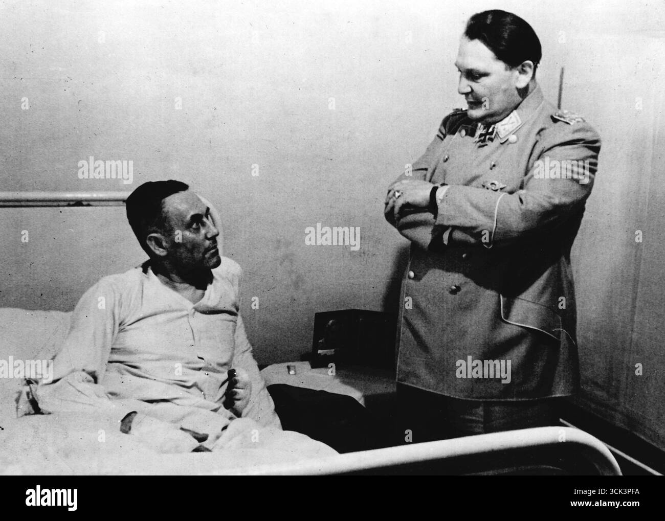 Nazi-Marschall Hermann Goring besucht General Karl Bodenschatz im Krankenhaus, der bei dem Attentat auf Adolf Hitler 1944 verwundet wurde Stockfoto