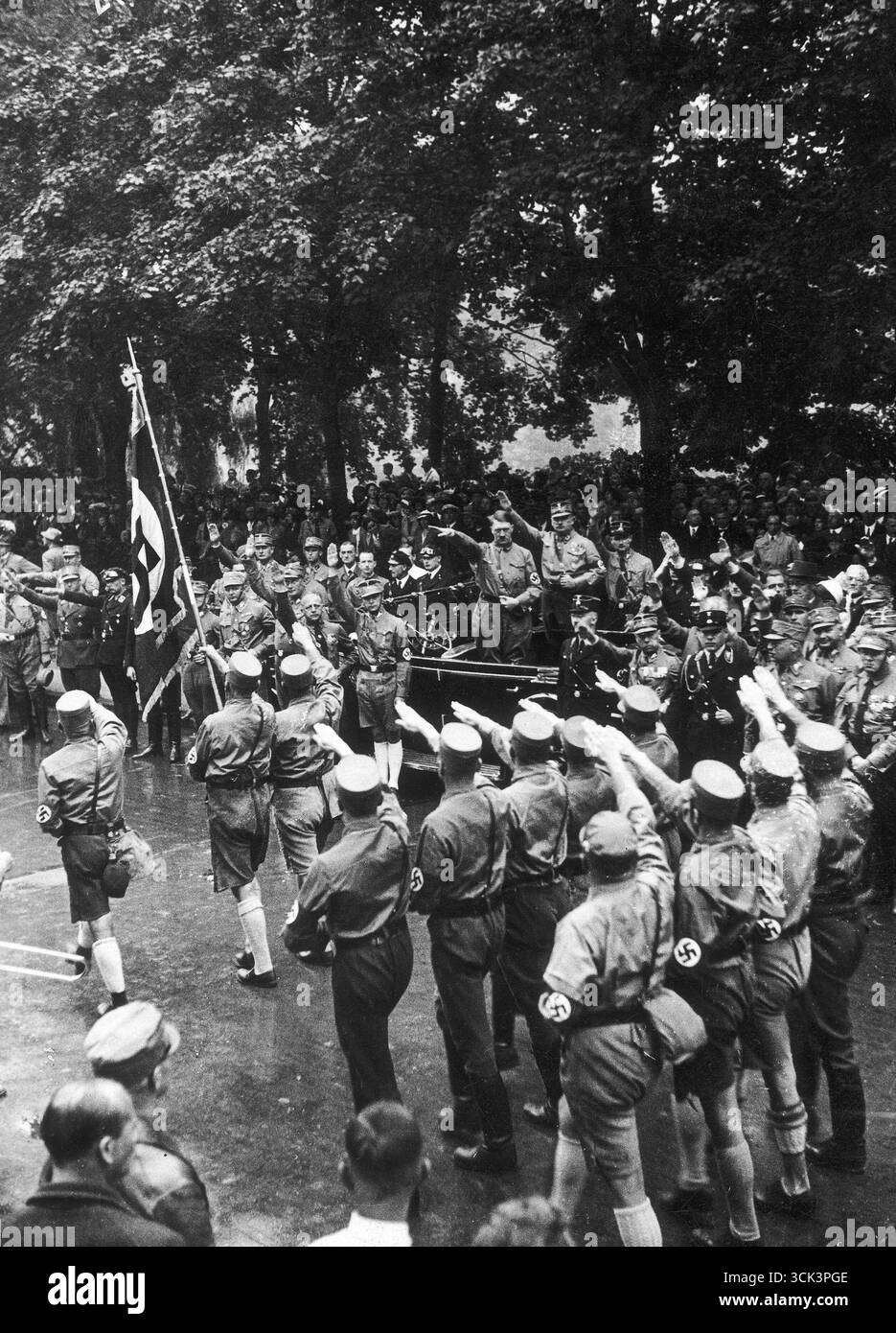 Nazi-Parteichef Adolf Hitler erhält die Parade von seinem offenen Mercedes-Wagen, 1935 Stockfoto