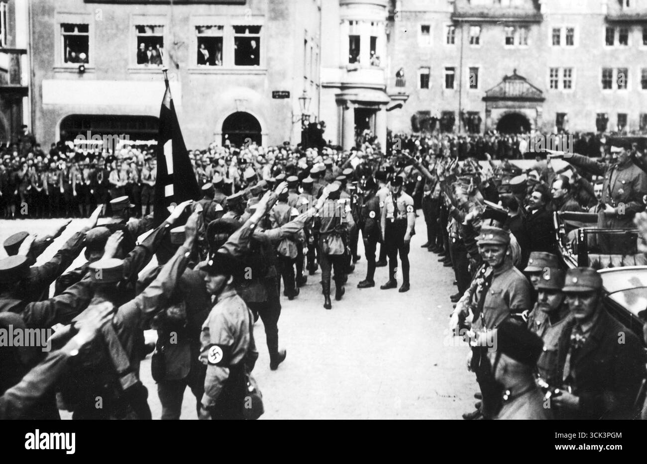 Nazi-Grußworte – Adolf Hitler auf der rechten Seite erhält die Parade von seinem geöffneten Mercedes-Wagen, 1931 Stockfoto