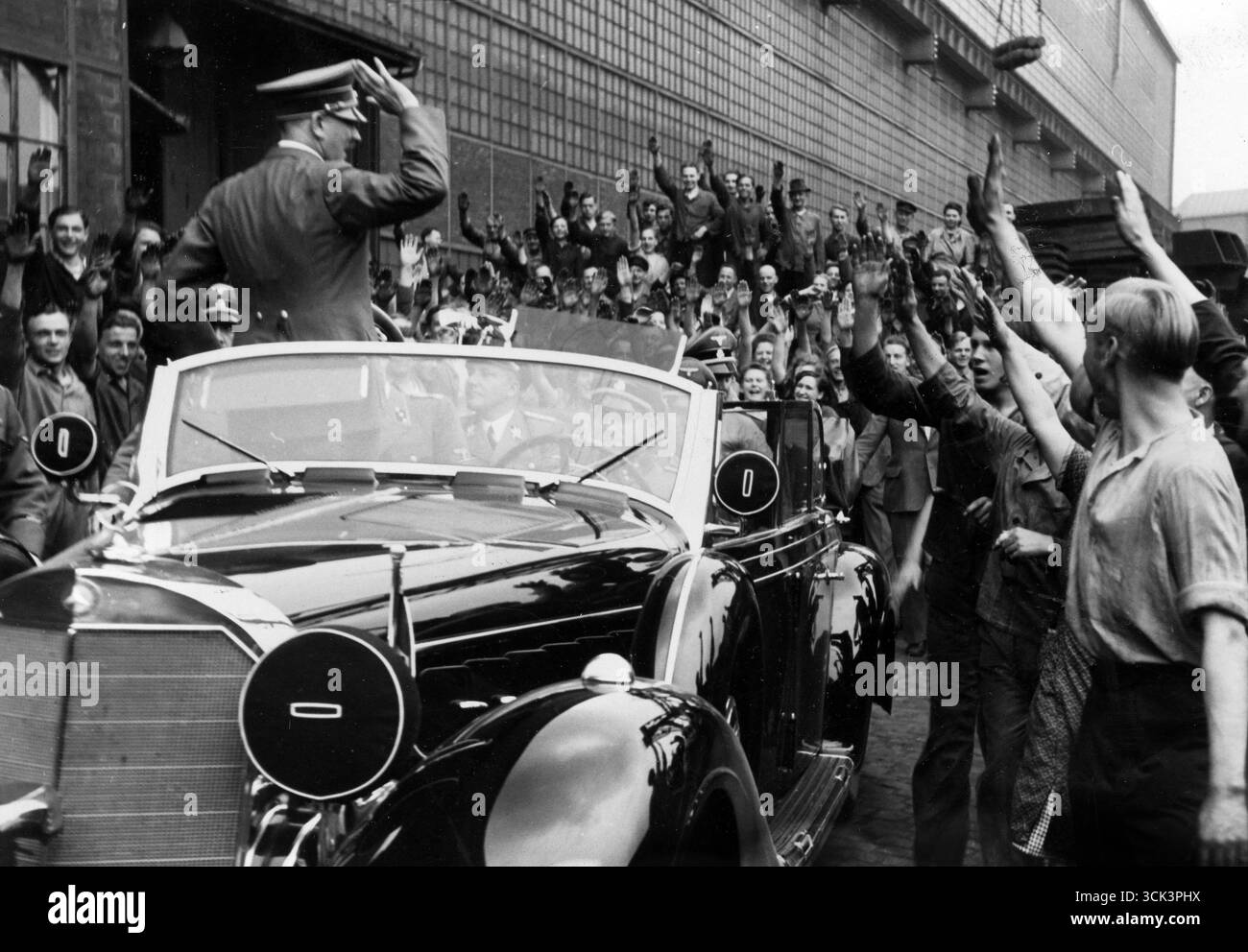 Der Führer Adolf Hitler (im offenen Merceds-Wagen) begrüßt die Arbeiter des Krupp-Werks, 1940 Stockfoto
