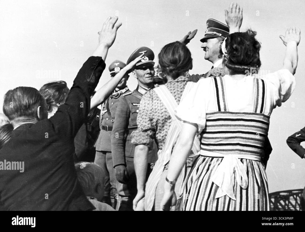 Volksdeutsche grüße Adolf Hitler mit dem Nazi-Gruß. General Erwin Rommel ist neben Hitler 1939 zu sehen Stockfoto