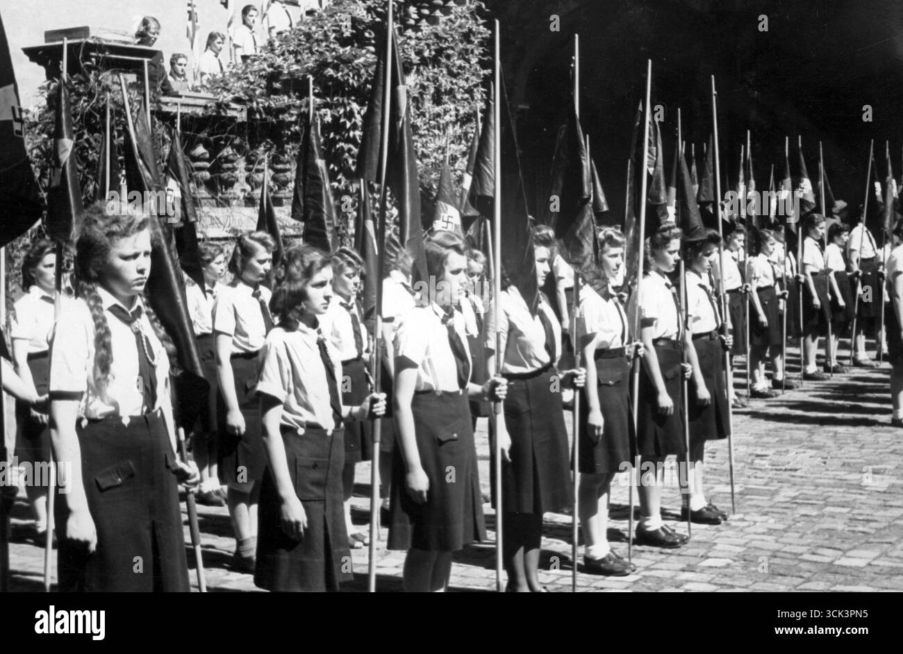 2. Weltkrieg: Zeremonie der Deutschen Mädchenunion auf dem Adolf-Hitler-Platz. Mädchen mit Wimpeln, die in einer Reihe stehen. Stockfoto